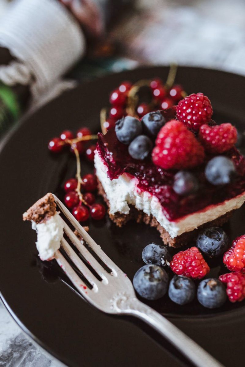 kaboompics_Cheesecake-with-blueberries-and-raspberries