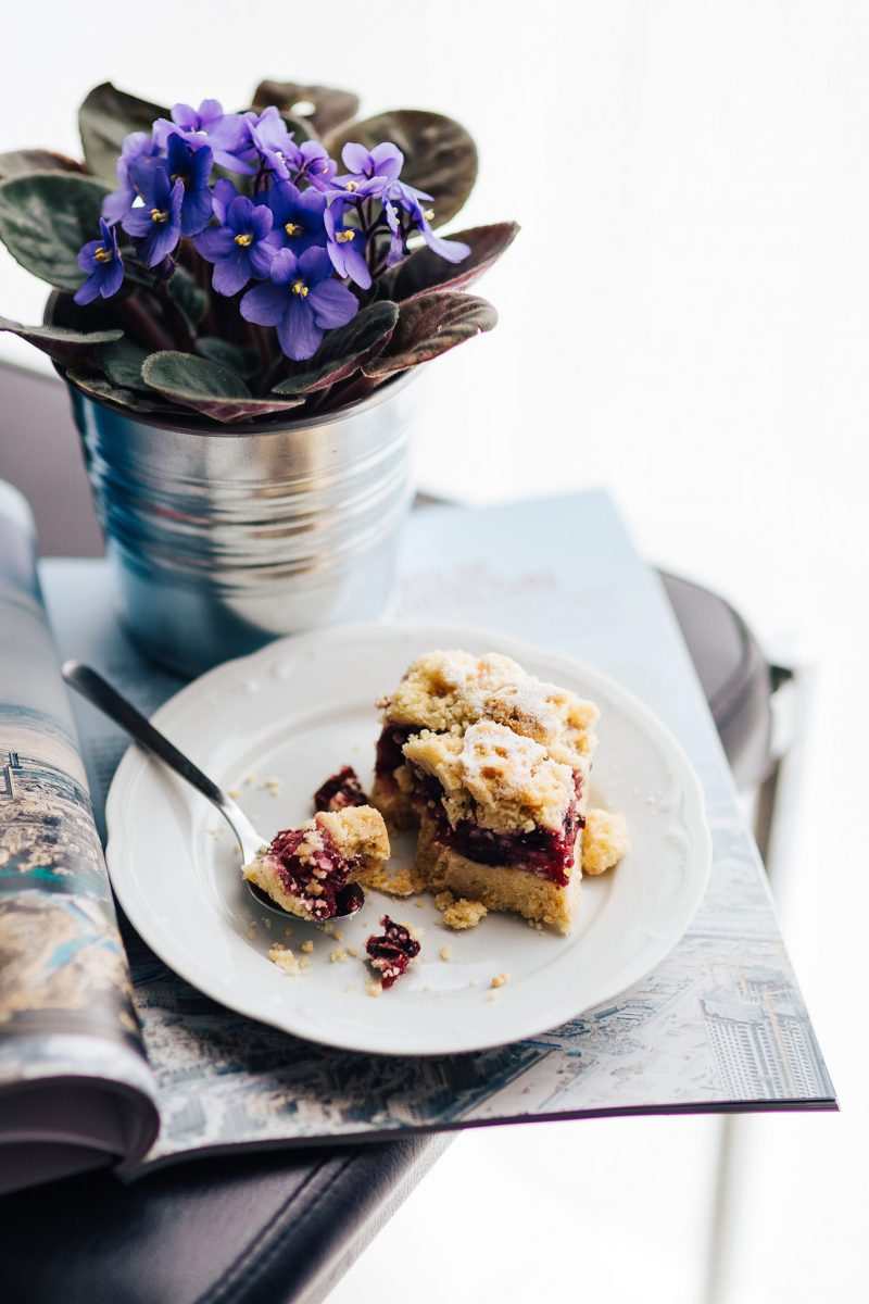 kaboompics_Purple-flowers-in-a-pot-with-a-fruit-cake